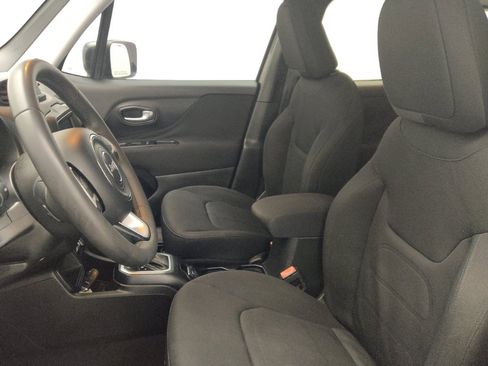 Used 2018 Jeep Renegade Latitude FWD image 17