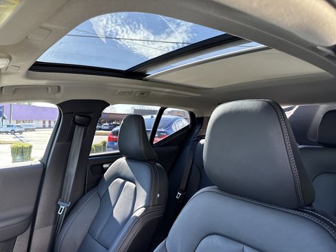 Used 2025 Volvo XC40 B5 Core image 28