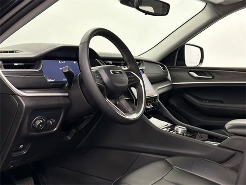 Used 2023 Jeep Grand Cherokee Limited w/ Black Appearance Package image 15