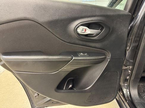 Used 2016 Jeep Cherokee Altitude w/ Cold Weather Group image 15