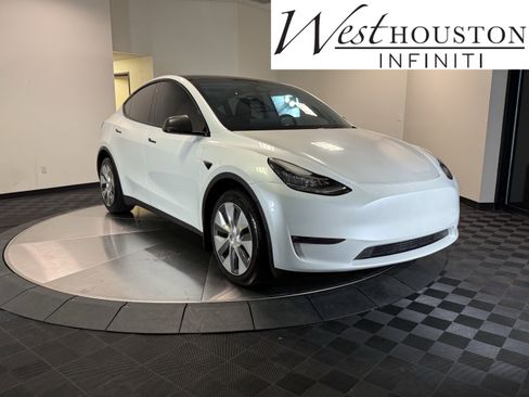 Used 2023 Tesla Model Y Long Range AWD/4WD image 1