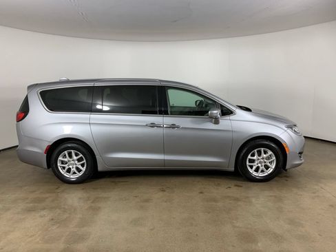 Used 2020 Chrysler Pacifica Touring w/ Advanced Safetytec Group FWD image 7