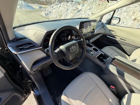 Used 2024 Toyota Sienna LE image 16