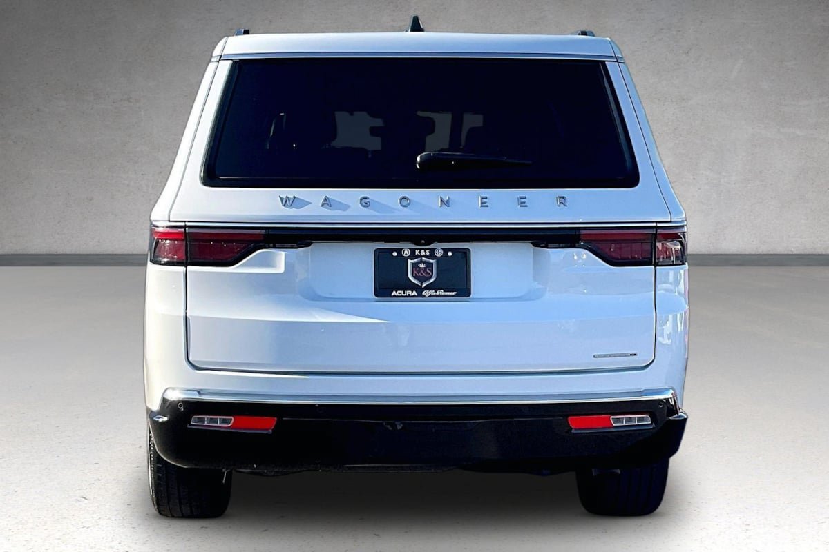 Used 2024 Jeep Wagoneer L Series II RWD image 4