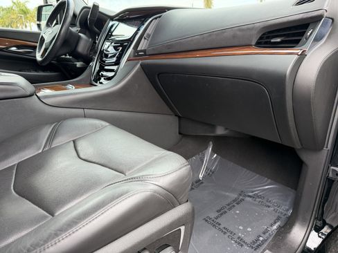 Used 2016 Cadillac Escalade ESV Premium image 12