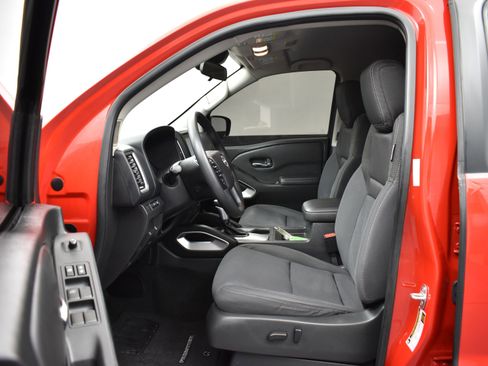 Used 2023 Nissan Frontier SV image 8