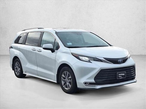 Used 2023 Toyota Sienna XLE image 3
