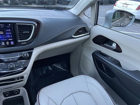 Used 2017 Chrysler Pacifica Limited w/ Tire & Wheel Group image 35