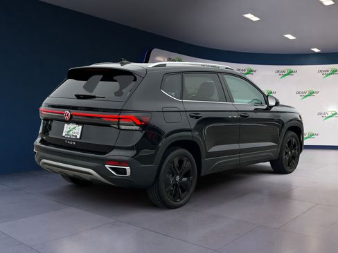 Certified 2025 Volkswagen Taos SE image 6