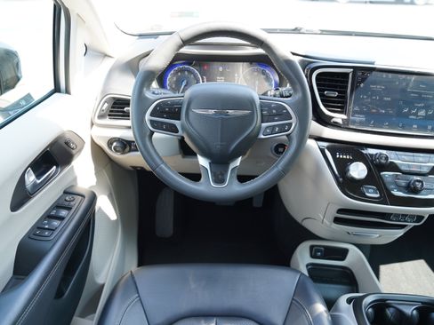 Used 2024 Chrysler Pacifica Touring-L FWD image 13
