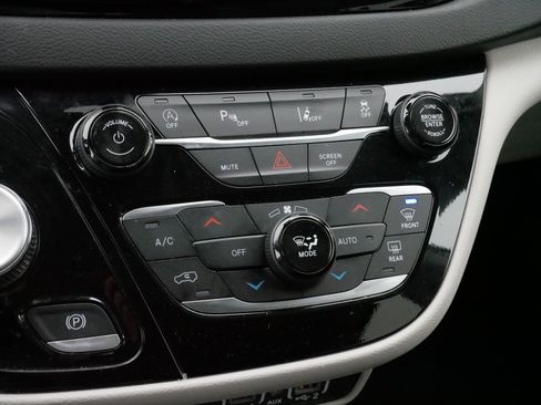 Used 2024 Chrysler Pacifica Touring-L image 23