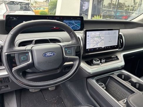 Used 2025 Ford Expedition Platinum AWD/4WD image 6