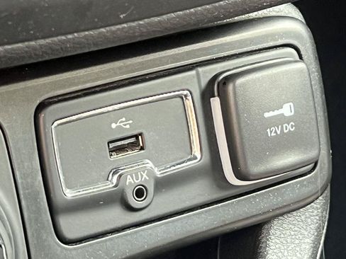 Used 2023 Jeep Renegade Latitude AWD/4WD image 23