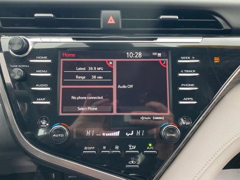 Used 2020 Toyota Camry XLE image 18