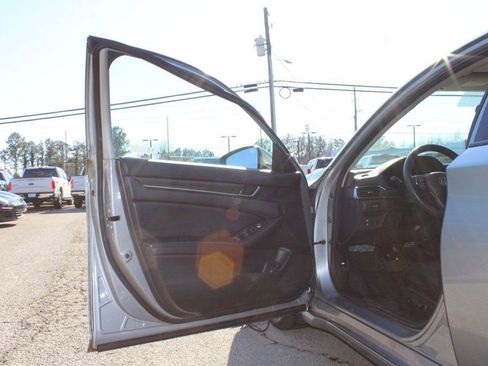 Used 2018 Honda Accord EX image 28