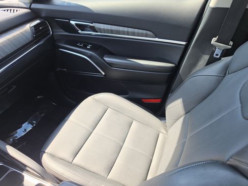 Certified 2025 Kia Telluride SX w/ SX Captain's Chair Package FWD image 16