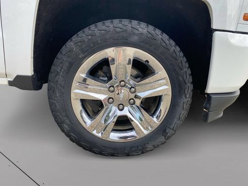 Used 2018 Chevrolet Silverado 1500 Custom w/ Custom Value Package AWD/4WD image 9