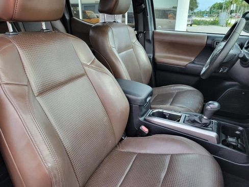 Used 2017 Toyota Tacoma Limited image 10