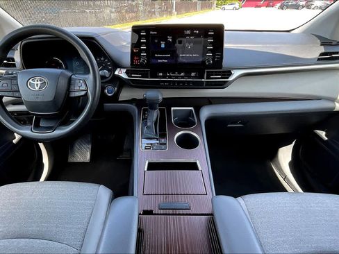 Used 2024 Toyota Sienna LE FWD image 16