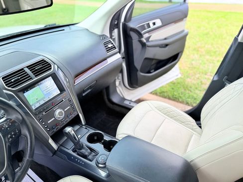 Used 2017 Ford Explorer Platinum AWD/4WD image 11