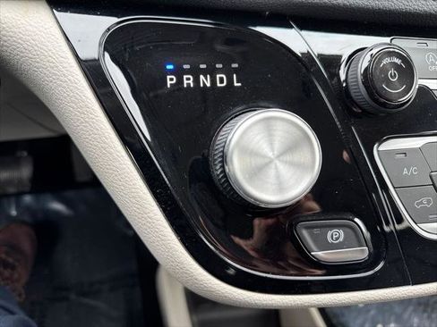 Certified 2020 Chrysler Pacifica Limited image 31