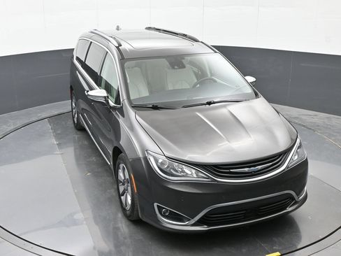 Used 2018 Chrysler Pacifica Limited w/ Advanced Safetytec Group FWD image 35