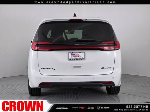 Certified 2024 Chrysler Pacifica Limited FWD image 6