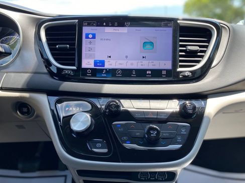 Used 2023 Chrysler Pacifica Touring-L FWD image 25