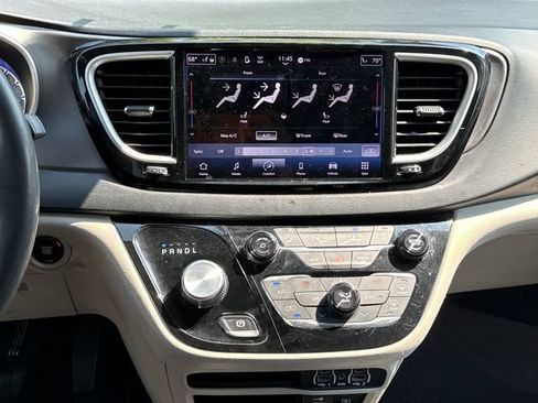 Used 2022 Chrysler Pacifica Touring-L FWD image 10