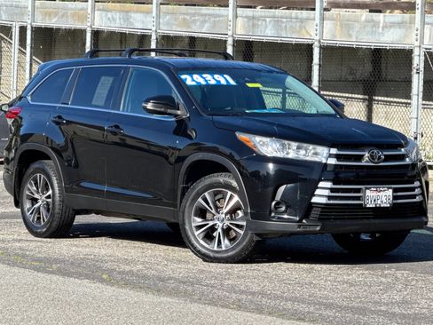 Used 2019 Toyota Highlander LE w/ Carpet Mat Package (TMS) image 2