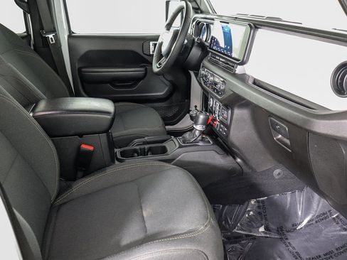 Used 2024 Jeep Wrangler Unlimited image 14