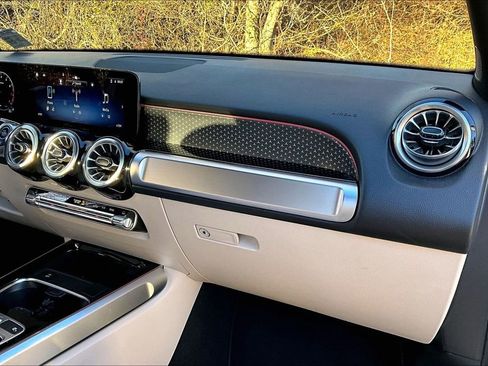 Used 2025 Mercedes-Benz GLB 250 4MATIC image 16