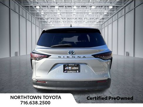 Used 2025 Toyota Sienna LE FWD image 28