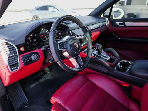 Certified 2023 Porsche Cayenne Platinum Edition image 4