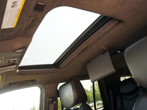 Used 2017 Cadillac Escalade Platinum AWD/4WD image 12