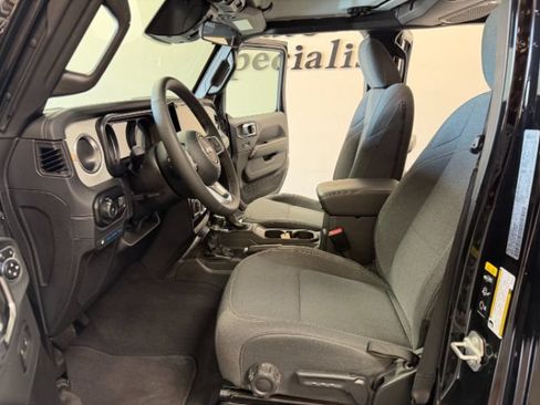 Used 2025 Jeep Wrangler Unlimited Sahara AWD/4WD image 12