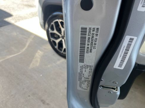 Used 2025 Jeep Compass Limited image 30