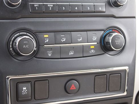 Used 2017 Nissan Titan SV image 35