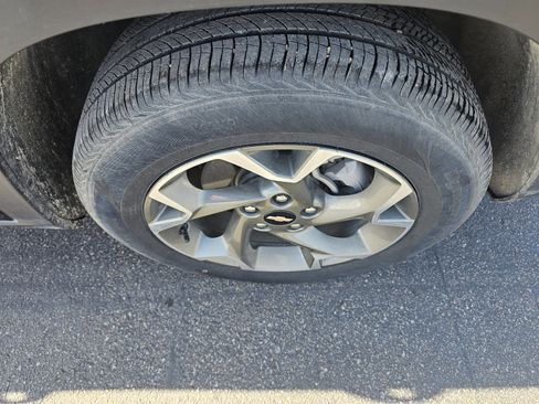 Used 2025 Chevrolet Trax LT w/ LT Convenience Package image 9