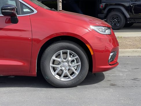 New 2026 Chrysler Pacifica Select image 6