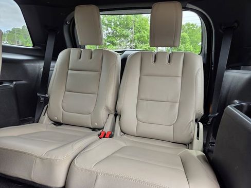 Used 2018 Ford Explorer XLT w/ Equipment Group 202A FWD image 14