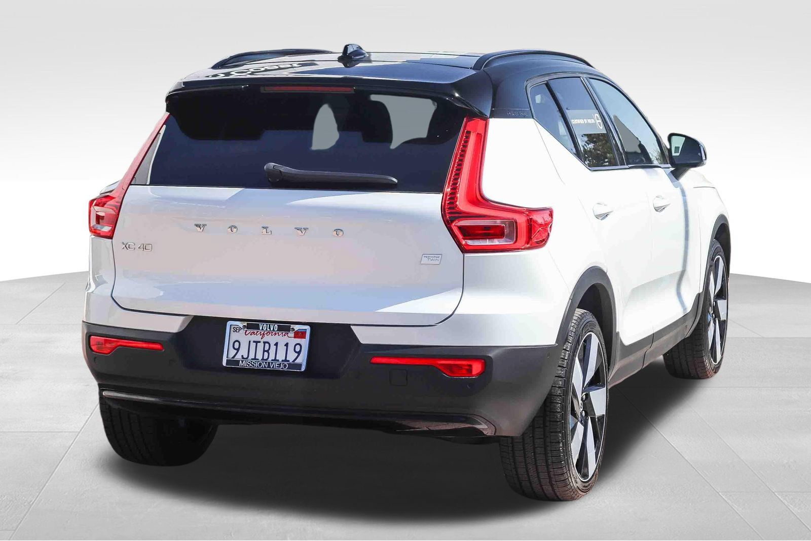 Used 2023 Volvo XC40 Recharge Plus w/ Protection Package Premier AWD/4WD image 8