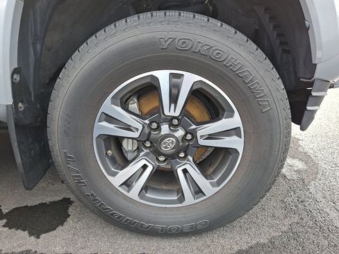 Used 2018 Toyota Tacoma TRD Sport AWD/4WD image 6