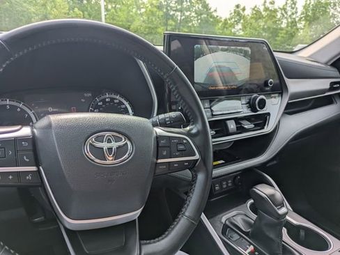 Used 2023 Toyota Highlander XLE AWD/4WD image 33