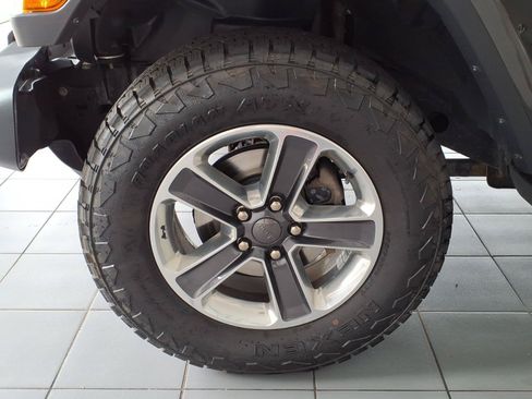 Used 2019 Jeep Wrangler Unlimited Sahara AWD/4WD image 11