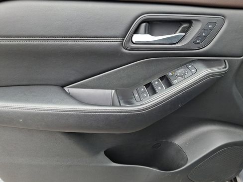 Used 2022 Nissan Rogue SL w/ SL Premium Package image 12