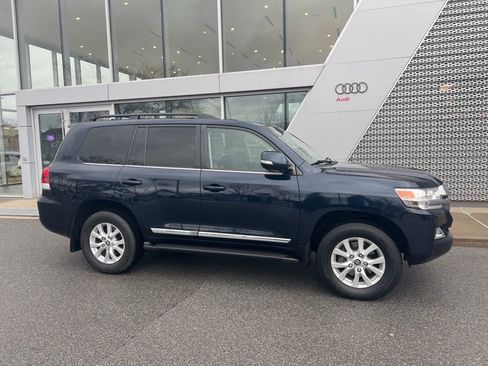 Used 2018 Toyota Land Cruiser Base image 13