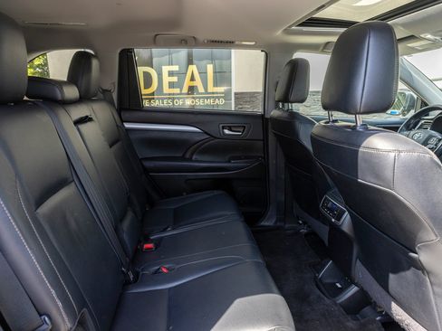 Used 2018 Toyota Highlander XLE FWD image 26
