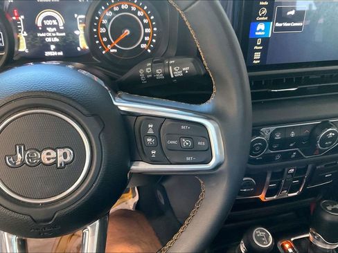 Used 2025 Jeep Wrangler Unlimited Sahara AWD/4WD image 9