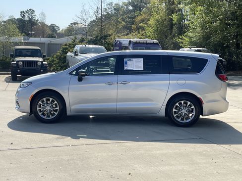 Used 2026 Chrysler Pacifica Limited FWD image 6